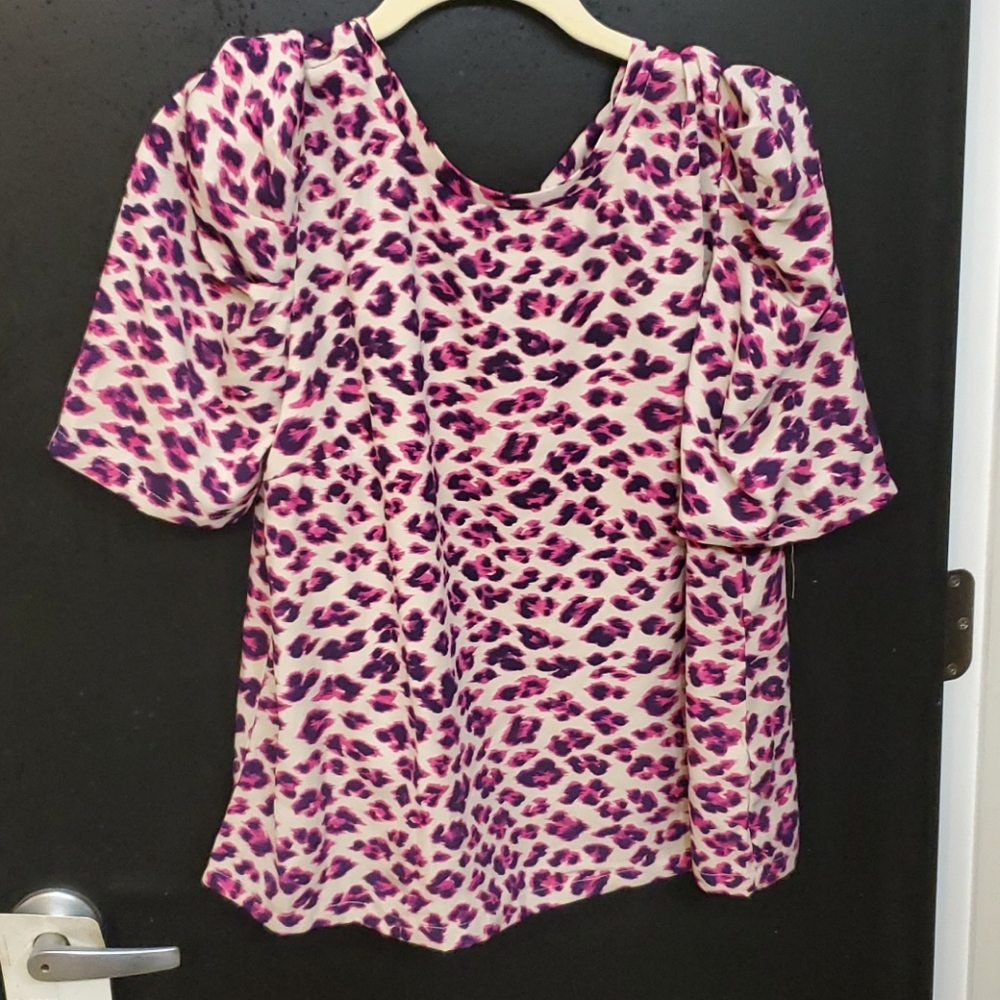 Pink Leopard Vici Sugar Lips top M NWOT